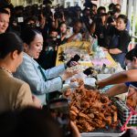 泰总理佩通坦开完会直接上市场逛街买午饭-白菜网-白菜社区-白菜论坛